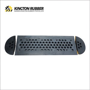 [Hot Item] Traffic Road Safety Equipment Nature Rubber Speed Hump 1000mm*350mm for Car Deceleration