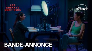 La petite Kimmy Diore, star d'Internet, a été kidnappée. Tout le monde est suspect. Retrouvez Les enfants sont rois, une série originale avec Géraldine Nakache et Doria Tillier, le 23 octobre sur Disney , librement adaptée du roman de Delphine de Vigan paru aux Editions Gallimard. | Disney