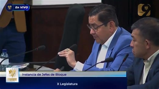 🚫 DIPUTADO INÉS CASTILLO PIDE DECLARAR ESTADO DE EXCEPCIÓN Y CALIFICA DE "CLICA DE CUELLO BLANCO" AL MOVIMIENTO RAÍCES 🧐⚔️ El diputado Inés Castillo ha tomado la palabra en el Congreso de la República para proponer una enérgica respuesta a la crisis de seguridad. En la Instancia de Jefes de Bloque, propuso anticipar la discusión de las reformas al Código Penal y, de manera particular, declarar a las pandillas criminales como organizaciones terroristas. Para Castillo, la gravedad de la situació