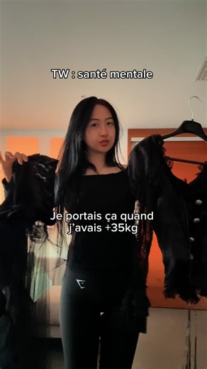 Laurine - Founder & Creative director on Instagram: "Le docteur venait de me confisquer mon portable. Je me souviens clairement, j’étais allongée sur un lit froid d’hôpital après une grosse crise, les infirmières semblaient épuisées. Une femme est venue m’apporter mon médicament pour que je puisse dormir. « Je suis folle, » je me disais. « Je perds la tête… À quoi sert une vie comme celle-ci ? » Je répétais 100000 fois que j’étais aliénée. Elle est restée à mon chevet. J’ai oublié son prénom ou 