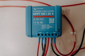 Camper Solaranlage anschließen • Verkabelung & Solarladeregler