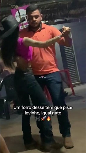 Um forró desses tem que pisar levinho, igual gato 🐈💥💥