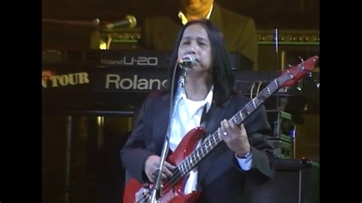 "ยิ้มแป้น" คำร้อง - ทำนอง ต้นฉบับขับร้อง โดย "พจน์ พนาวัน" สู่งาน Cover ในอัลบั้ม "ROYAL SPRITES 25th Anniversary 2" ของวง "รอยัลสไปรท์ส" ในปี 2536 เสียงร้องของ "นิยม สะอาดพันธ์" มือเบสของวงฯ เรียบเรียงเสียงประสานโดย "พีรสันติ จวบสมัย" ขอบคุณคลิปจาก Nititad AOA Official ครับ | สตริงวันวาน