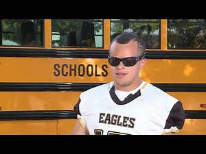 Inspiring blind quarterback Jasen Bracy plays final game for Enochs High Eagles