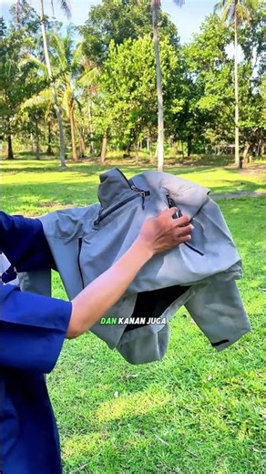 Many people are looking for this style of outdoor jacket because it's simple yet still stands out.