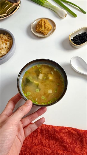 Gigi® on Instagram: "Zuppa di Miso 🇯🇵 La zuppa giapponese per eccellenza, calda, umami e confortevole. Un rituale semplice, ma prezioso per riscaldare il cuore in questo inverno appena iniziato. Ingredienti: 1l acqua 2 pezzi di alga kombu 10g katsuobushi 3/4 tsp shiro miso 200g tofu vellutato 2g alga wakame disidrata cipollotto fresco difficoltà: molto bassa costo: medio/basso tempo di preparazione: circa 50min"