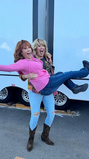 Any day on set with Melissa Peterman is a hoot! #toomuchfun ❤️ New episode of #HappysPlace tonight at 8/7c on NBC! | Reba McEntire