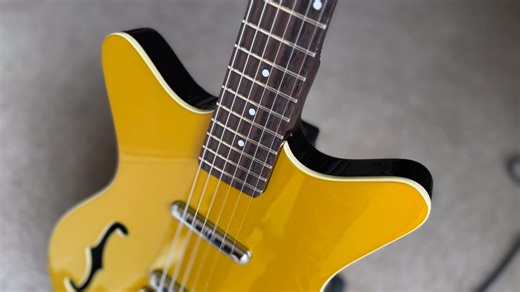 Danelectro Fifty Niner™ in the wonderful hands of Brett Kingman 💛🔥 Danelectro's Fifty Niner takes the classic and pops an 'F-Hole' in it along with a choice of three stunning finishes (this one's the Gold version) and some accurate reproduction lipstick pickups that have stayed true to the "...exact original magnets, wire and brass/zinc tube composition." So we've got an oldie with modern-day build tolerances and swish looks. I'm a fan, but I always have been. Come and check it out at @nammsho