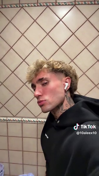 Videos de 10aleex10 (@10aleex10) con “suono originale - 𝐃𝐃𝐄𝐘”