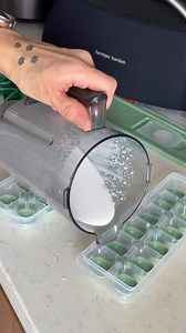 Dikkat Edilmesi Gerekenler: -İlk kez kullanıyorsan küçük bir alanda test yap. -Aşırı yağlı ciltlerde gözenekleri tıkamaması için dikkatli kullanılmalı. -Kuyruk yağı tamamen doğal olduğu için, temiz ve güvenilir bir kaynaktan alınmasına özen gösterilmeli. Her akşam ya da sabah uygulanabilir. 15-20 dk ilk günlerde ideal süreymiş. | Sevgi Rıhtımı