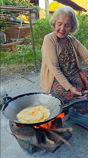 Fried eggs with rice noodles