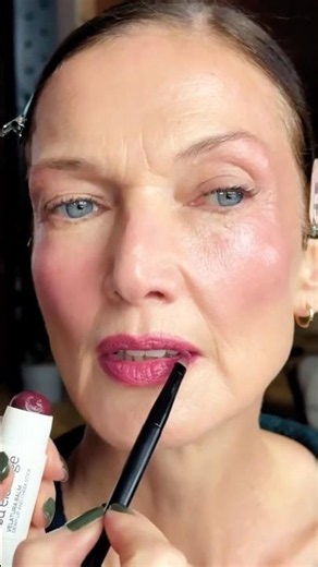 Berry cheeks and lips for summer trips: Velatura in Hellebore Heaven ☀️🌺#lisaeldridge #summermakeup