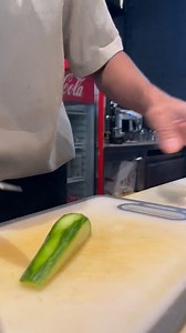 เบสิค สไลด์แตงกวา เป็นลวดลายใบพัด สวยงาม Basic cucumber slices are cut into beautiful propeller patterns. #art #reelsvideoシ #skills #cucumbers วุฒิชัย โสดา | Aum Wudthichai Soda