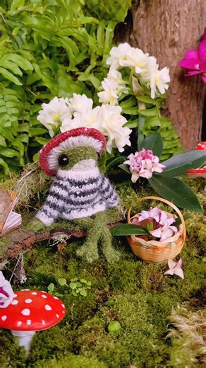 Knitting a Toadstool Hat for Froggy