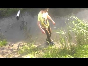 Jongen springt in sloot voor twee euro