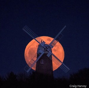 Here are some of the amazing photos of the Super Blue Blood Moon people have been sharing with us from around the world. Did you see the moon last night? | Royal Museums Greenwich