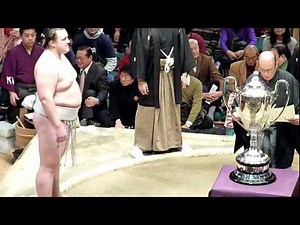 初優勝おめでとー♪大関把瑠都、表彰式(平成24年初場所千秋楽)