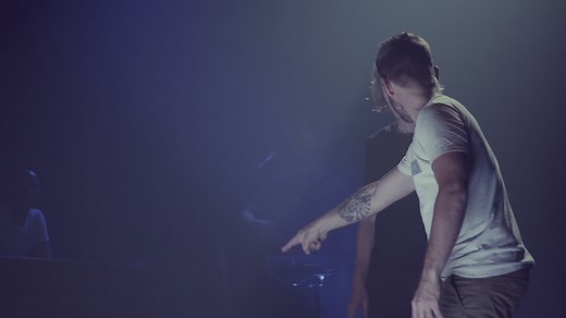 Victoires de la musique 2022 Nommé dans la catégorie concert Merci c’est magnifique Cette année c’est vous qui votez, à partir de maintenant et tous les jours jusqu’à la cérémonie. Pour voter c'est ici : BenMazue.lnk.to/Victoires, et ce, quotidiennement. Et oui on peut voter tous les jours, c'est un vote par adresse mail. Donc mettez vous un rappel, choisissez une heure où vous êtes habituellement en train de rien faire sur votre téléphone comme par exemple maintenant et allez y, tous les jours,