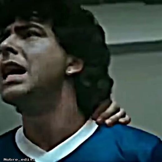 o jogo mais lendário da história do futebol:>argentina x inglaterra na copa de 86>ambos países estiveram em guerra 4 anos antes>inglaterra chega ligeiramente favorita >2’ do segundo tempo, bola na área, zagueiro tenta afastar >maradona de mão abre o placar >LA MANO DE DIOS, eternizada na história.>4 minutos depois o maradona pega a bola no próprio campo, dribla 5 ingleses e o goleiro e marca >o gol é considerado o GOL DO SÉCULO >por muitos, é o maior gol da história >a inglaterra descontou com l