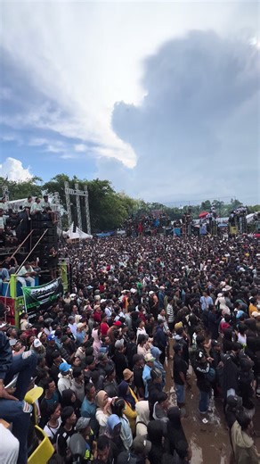 Kehebohan Konser Hindia di Malang