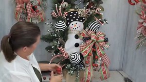 211K views · 1.1K reactions | This snowman wreath is such a cute wreath to make -- especially if you love these little guys like I do! You will be using lots of fun pieces and colors that help turn your wreath form into a fun fabulous focal point this winter. What do y'all think?! Find the full tutorial on our blog here: https://www.keleas.com/diy-snowman-wreath/ #diysnowmandecor #snowmanwreath #diywinterwreath #frontporchdecor | Kelea's | Facebook