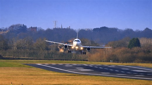 Strong winds challenge plane landings caught on camera