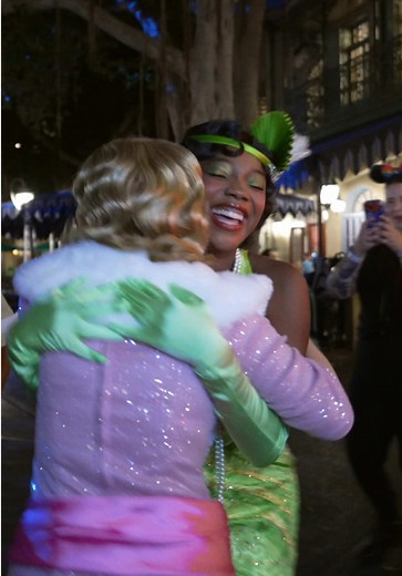 The Moment Tiana & Lottie Reunited at Disneyland! 😭💚 #disneyland #tiana #lottie #princessandthefrog #disneyprincess