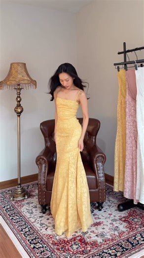 tracy on Instagram: "Aria Dress เดรสยาวสายเดี่ยวทรงเข้ารูปดีไซน์เปิดหลังผูกเชือก ปรับระดับได้ ช่วยเน้นช่วงเอว ให้ดูคลอดและมีสะโพกใครใส่ก็หุ่นโซ๊ะแน่นอนค่ะ ตัดเย็บด้วยผ้าพิเศษ Jacquard เนื้อเบาใส่สบายมีซับในไม่บาง แต่ง detail ขอบเลเยอร์ รอบอกและขอบเอว สามารถใส่ได้บ่อยไม่มีเบื่อ จะใส่ออกงานหรือใส่วันชิลๆก็ได้นะคะ Color : 🤍 Ivory white 🌸 Blush Pink 💛 Butter Yellow price : 1690.- Size: xs รอบอก 30-31 เอว 23-24 สะโพก33-34 ยาว 50 S รอบอก 32-33 เอว 25-26 สะโพก35-36 ยาว 50 M รอบอ