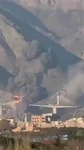 #نبض_الأخبار🔴 لحظة انهيار جسر في جزيرة خرج الإيرانية بعد استهدافهشاهد معنا بي بي سي نيوز عربي على موقعنا وعلى قناتنا على يوتيوبhttps://t.co/FsbooNo9PMhttps://t.co/FfEkLqKVz0