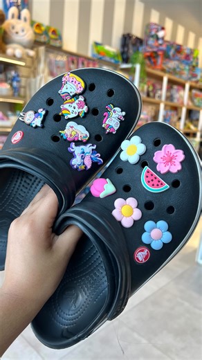 LOW COST | Parada de regalos on Instagram: "personaliza tus crocs de forma fácil y divertida 💕☀️ muchos diseños para elegir y combinar pasa por Low Cost y llévate los tuyos 🌈 #lowcost #mardelplataargentina #tendencias #accesorios #regaleria #crocs"