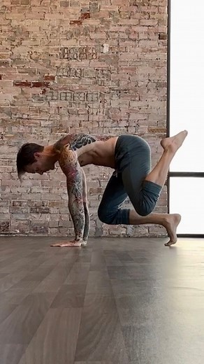 6.7K views · 205 reactions | Check out Animal Flow creator Mike Fitch working out some new content for the Animal Flow On Demand channel. Since Mike first posted this, we’ve had a lot of our flowists replicate or add on to it. #AnimalFlow #QuadrupedalMovementTraining #WeInviteYouToMove | Animal Flow | Facebook