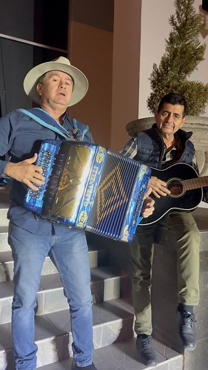 13K views · 444 reactions | Cantándo a nuestros idolos del pueblo #Lostigresdelnorte #Grupoelpequeñonorte #Mibuenasuerte #Lenamusic | Grupo El Pequeño Norte | Facebook