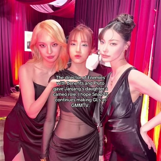 she's sangt from felizz go check out felizz and their songs were also sung in bbff and muteluv intro is actually their song called abracadabra #enemieswithbenefits #glthai #janjingjing #janhae #jingjingyu