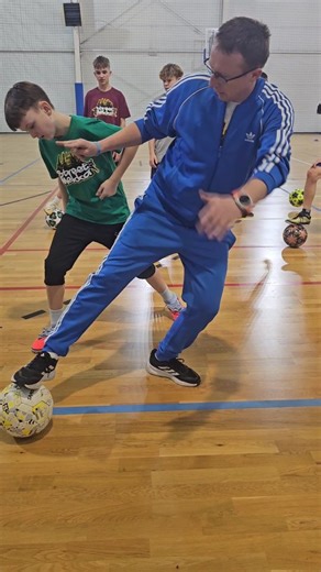 Piotr Olo on Instagram: "Bee Panna 🐝 Very Good Method for Panna 👌 ##trenerdryblingu #football #skills #trythis #foryou #panna"