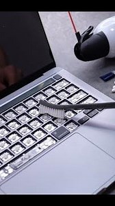 Gỡ toàn bộ phím macbook vệ sinh sạch từ trong ra ngoài