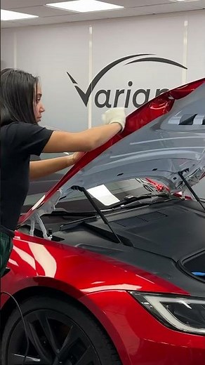 Poser un covering sur un capot avec Charlène 🔥 #covering #posecovering #tesla #teslalife #capot