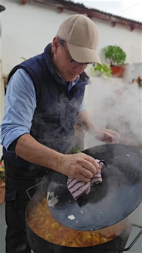 Un guiso de mondongo que pide pan y sobremesa! Hay comidas que no solo alimentan, también traen recuerdos. Un buen guiso de mondongo, cocinado despacio y con mucho cariño, es una de ellas. Y, por supuesto... con un buen pedazo de pan para no dejar ni una gota de salsa. ¿Vos sos de los que lo disfrutan? 🍲🥖 2,5 kg de mondongo 2 chorizos colorados 3 cebollas grandes 2 morrones rojos 3 zanahorias 400 gr de zapallo 6 dientes de ajo 1,5 kg de papines 1 lata de garbanzos 1 lata de porotos 500 cm3 de 