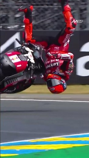 A huge crash for Marc Márquez at the penultimate lap😓