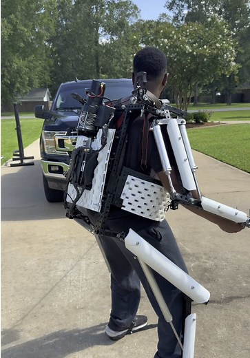 Innovative Exoskeleton Suit Lifts Over 5000lbs