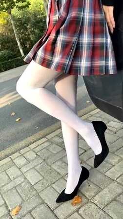 JK制服穿搭，制服格裙配白丝，每一帧都是壁纸！
