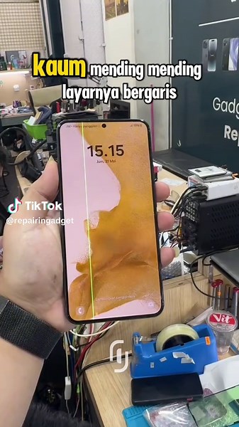 Samsung Galaxy S22 Green Line LCD Issue Explained