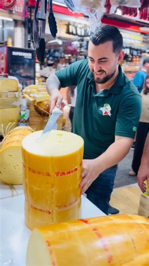 Julio Teixeira on Instagram: "Queijo provolone Tânia, uma verdadeira explosão de sabores. Levemente defumado, combina com tábuas de frios, lanches, receitas e grelhado. Faça uma parmegiana com esse queijo e você vai se apaixonar. #mercadao #saopaulo #queijo #lanche"