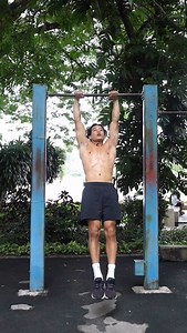 Stop doing dips like you’re trying to touch your ears with your shoulders 🤕⬆️ Letting your shoulders shrug up during dips wrecks your form and puts unnecessary strain on your neck. It also kills stability and muscle engagement. ✅ Push your shoulders down and away from your ears. Doing dip shrugs teaches your body to stay in that strong, packed position and activating your lats and traps for better control, less pain, and more gains. Strong dips come from a stable base. Your shoulder position ma