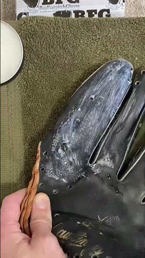 Cleaning a Rawlings ken Griffey jr mode glove. #baseball #leather #diy #gloves #cleaning