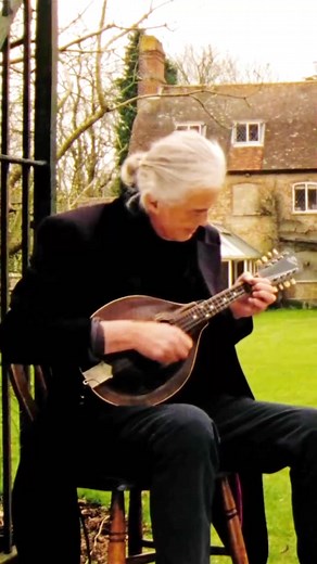 Jimmy Page’s Mastery of the Mandolin: Musical Architect Revealed