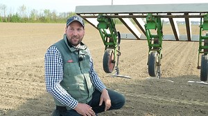 Unser Land: Biobauer erfindet Unkrauthackgerät