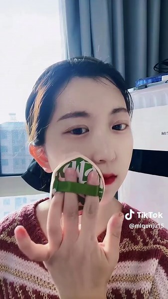 Making mango sticky rice with your kid, the powder puff gets covered in glutinous rice and you can’t touch up? The cotton cushion powder puff is super practical! Its non-stick material is easy to wipe clean, and you can touch up with one hand without getting sticky. Touch up your base between feeding your kid, and your makeup stays neat without smudging—moms can buy it without hesitation!