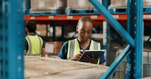 Lager, Tablet und Frau mit Barcode-Scanner: Stockvideos & Filmmaterial (100 % lizenzfrei) 3963652709 | Shutterstock