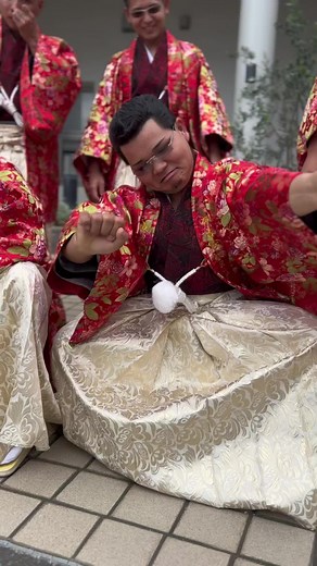 沖縄の成人式で振袖を着てカチャーシーを踊る男性のファッション
