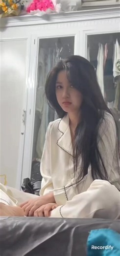 đừng nhìn tao kiểu.... hôm qua mày ngủ trên giường tao ngủ dưới đất chưa xảy ra chuyện gì quần áo vẫn còn nguyên..... mình chỉ là tình bạn mãi mãi 😟😟😟😟😟😟😟😟😟